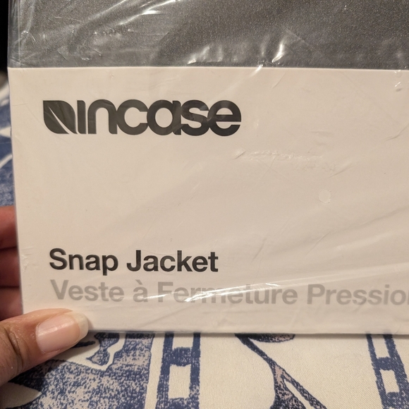 MacBook Pro Snap Jacket - Picture 2 of 6